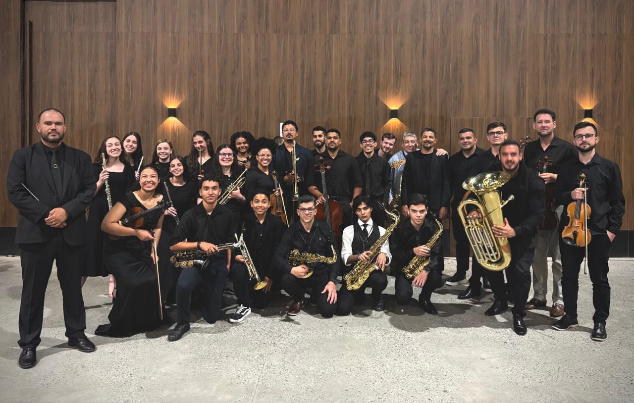Orquestra reunida com seus instrumentos no Encontro Nacional em Balneário Camboriú.