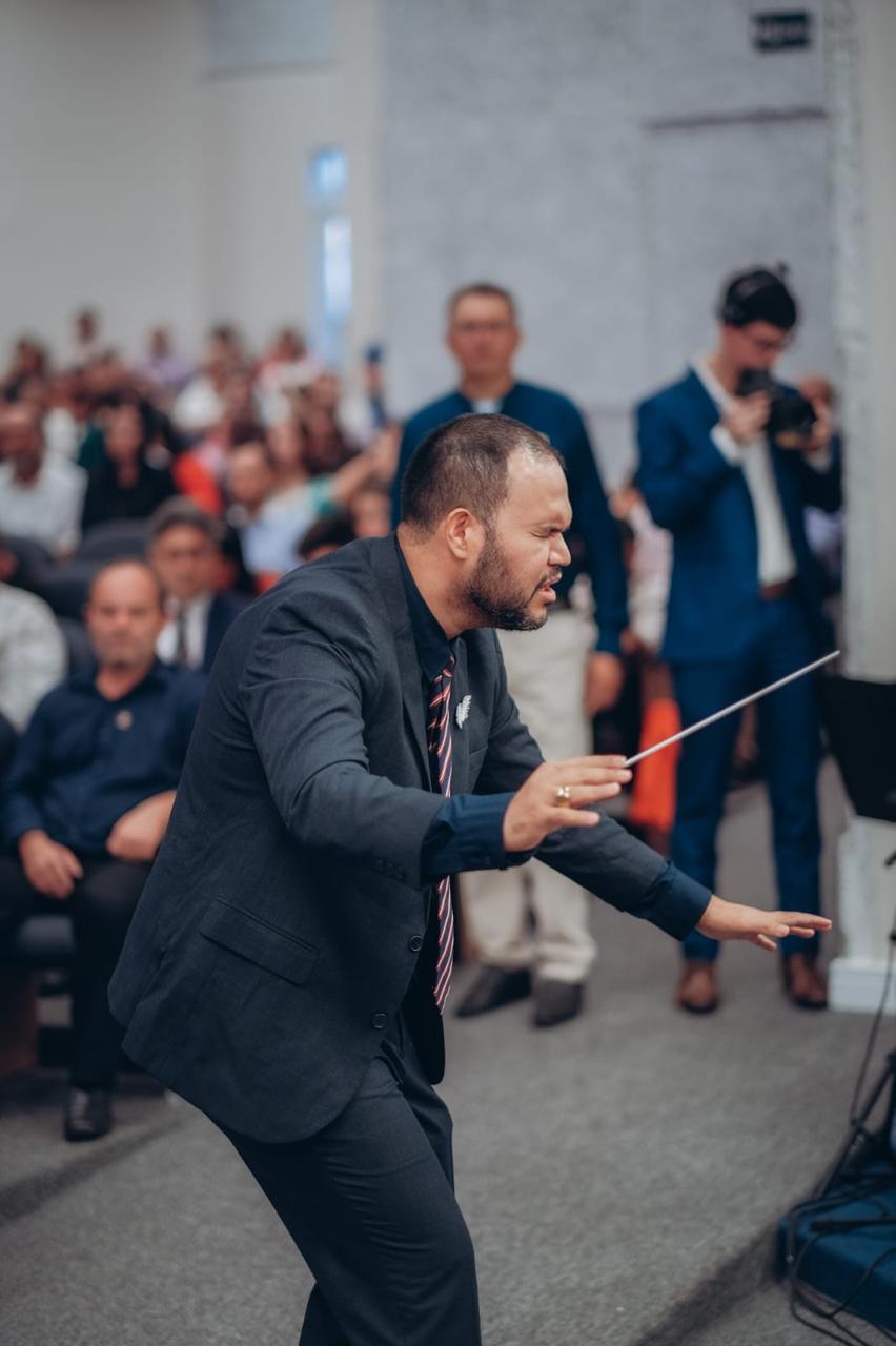 Fernando Silva regendo a orquestra no encontro de Chapecó.