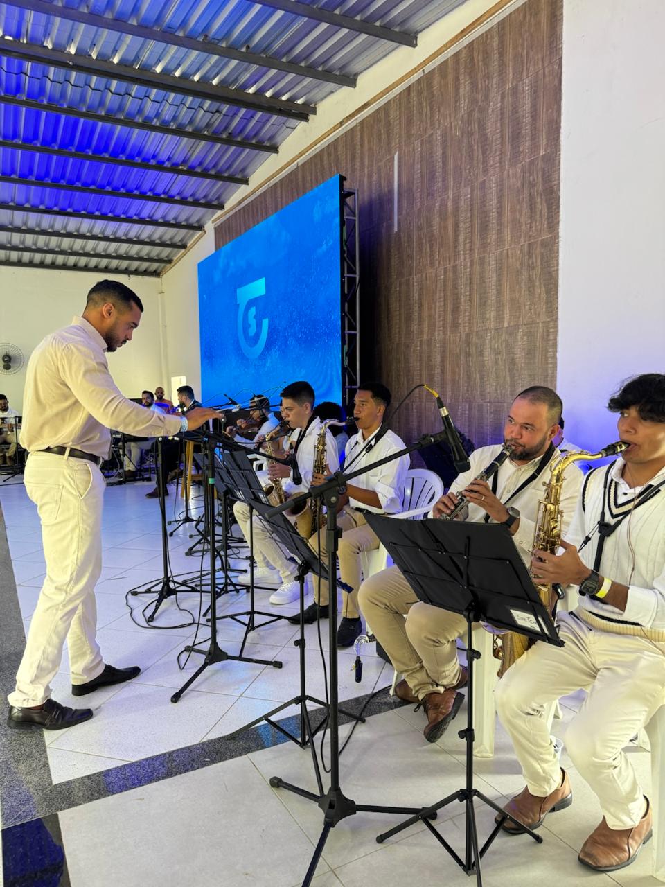Israel regendo a orquestra, com Fernando entre os saxofonistas.