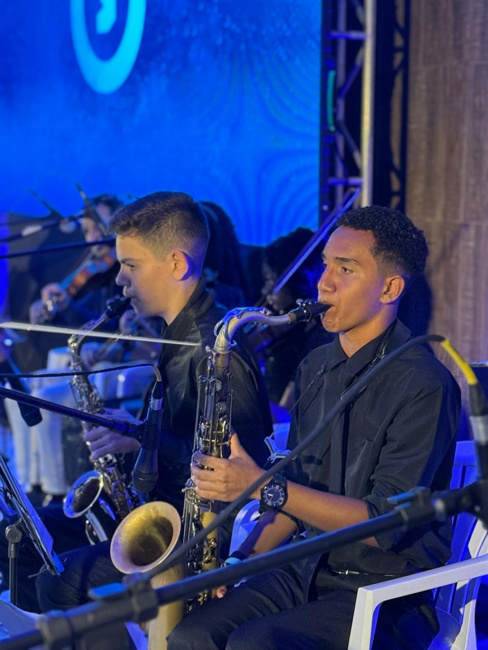 Saxofonistas da orquestra tocando no encontro do Espírito Santo.