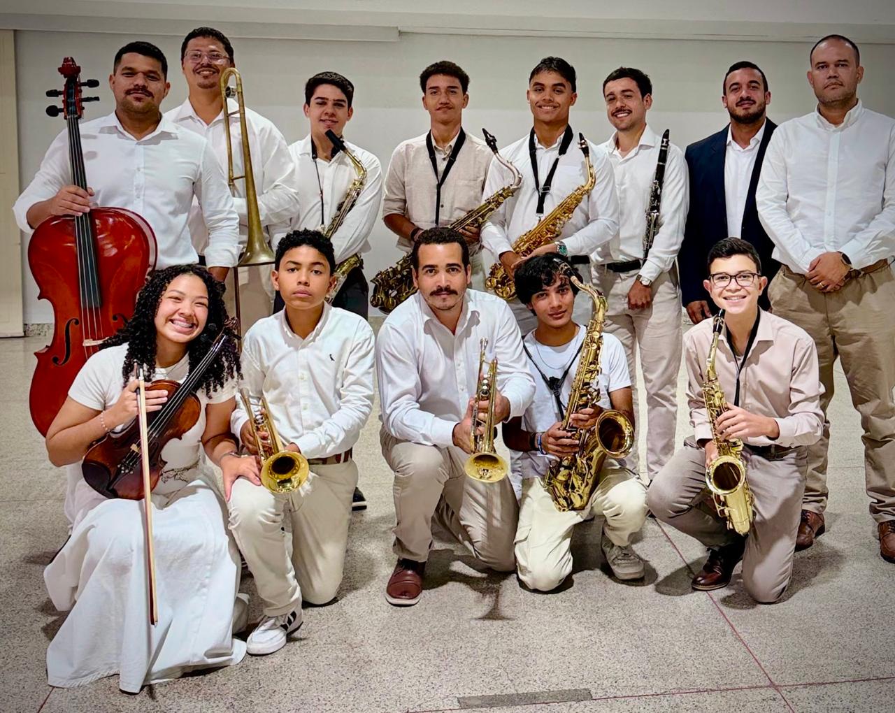 Músicos reunidos com seus instrumentos no Jubileu de Ouro em Goiânia.