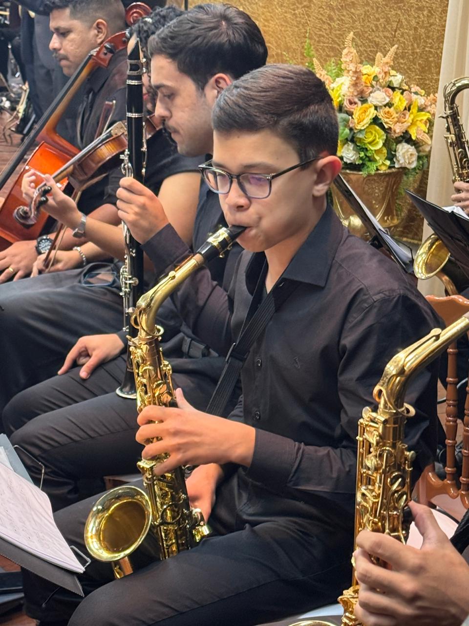 Músicos tocando saxofone, clarinete e instrumentos de cordas em Goiânia.