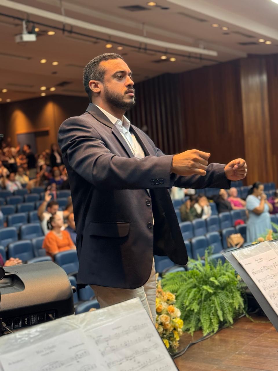 Regência da orquestra durante o Jubileu de Ouro em Goiânia.