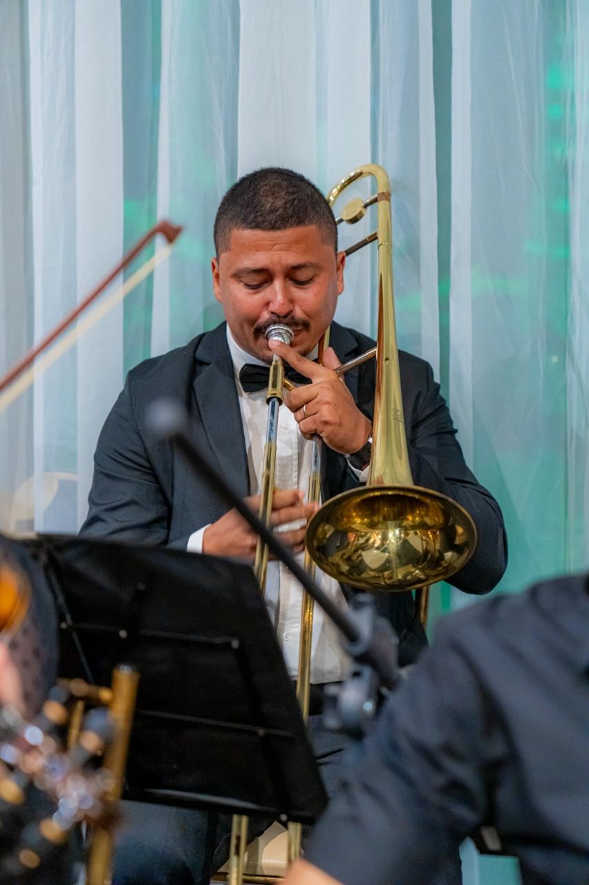 Trombonista da orquestra tocando durante o encontro.