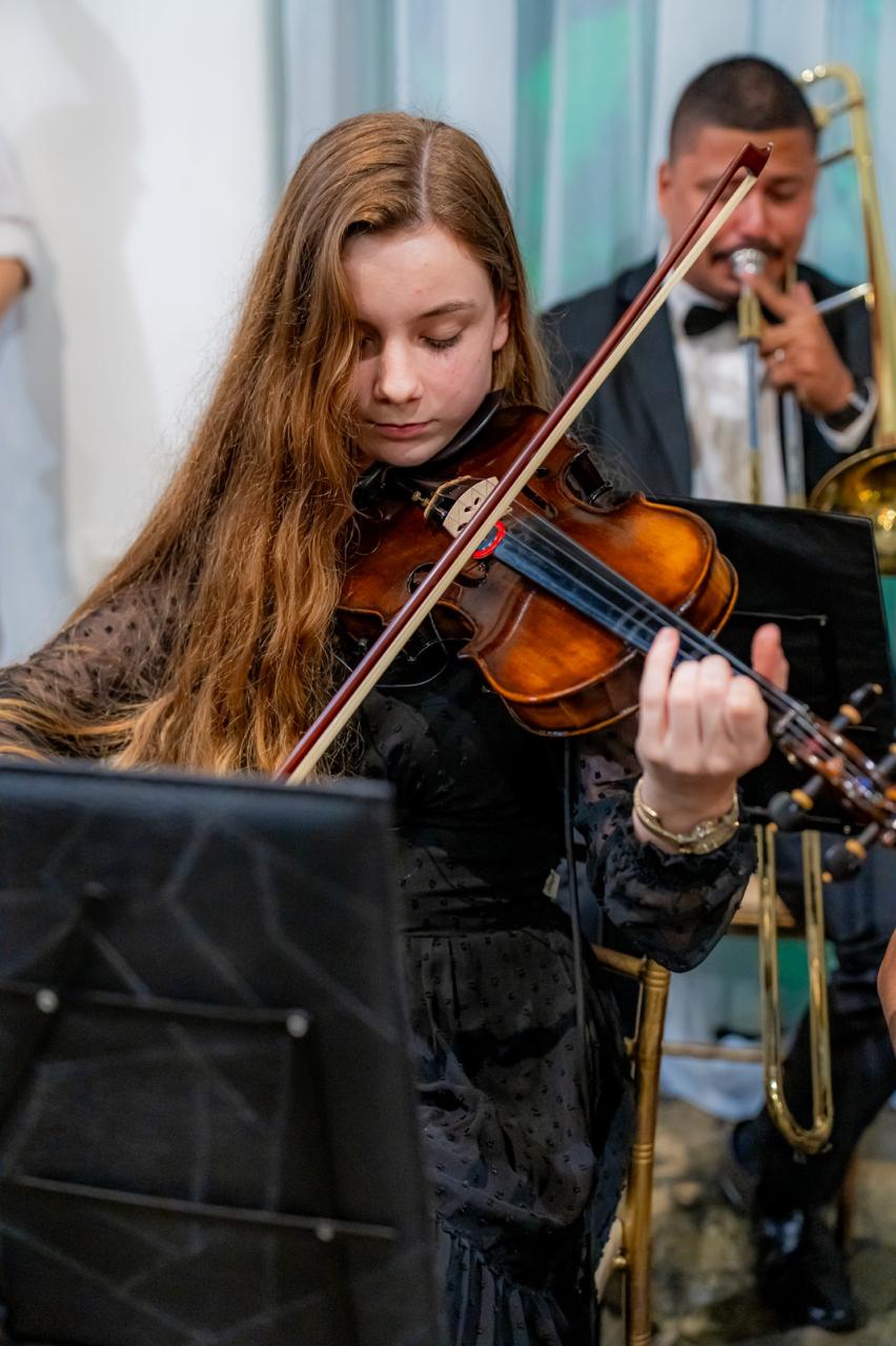 Violinista da orquestra tocando durante o encontro.