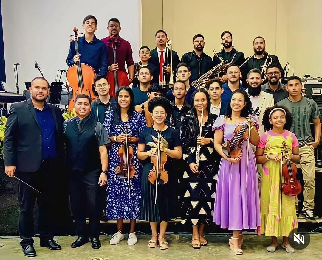 Músicos reunidos com seus instrumentos no primeiro encontro da Orquestra da Mensagem, em 2023.