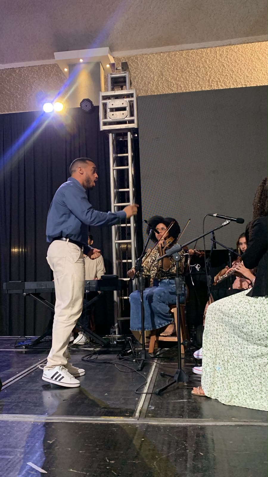 Regência da orquestra durante o encontro em Passos.