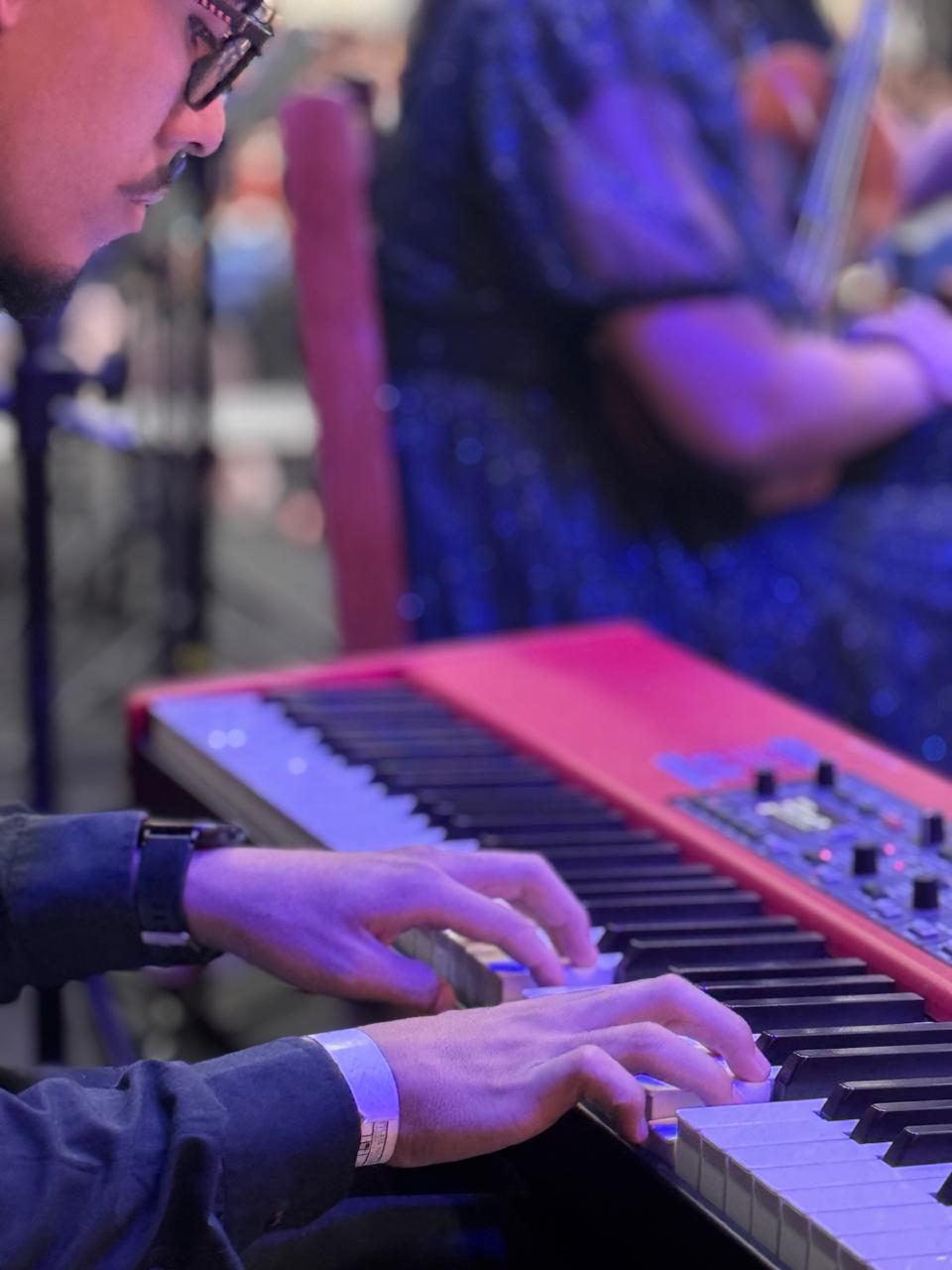 Detalhe das mãos de um músico tocando teclado no EJM Rio 2026.